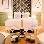 2p - Eiffel Tower View - Romantic Suite-a-c * פריז