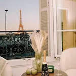 2p - Eiffel Tower View - Romantic Suite-a-c