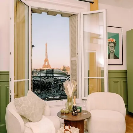 2p - Eiffel Tower View - Romantic Suite-a-c Apartman
